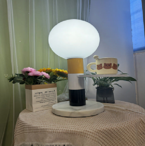 Moderne Multi-Funktions-Stehlampe mit integriertem Beistelltisch