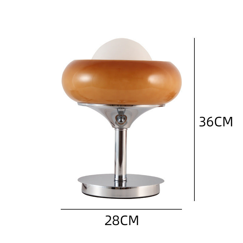 Moderne Tischlampe mit schlankem Metallfuß und sanft schimmerndem Shade