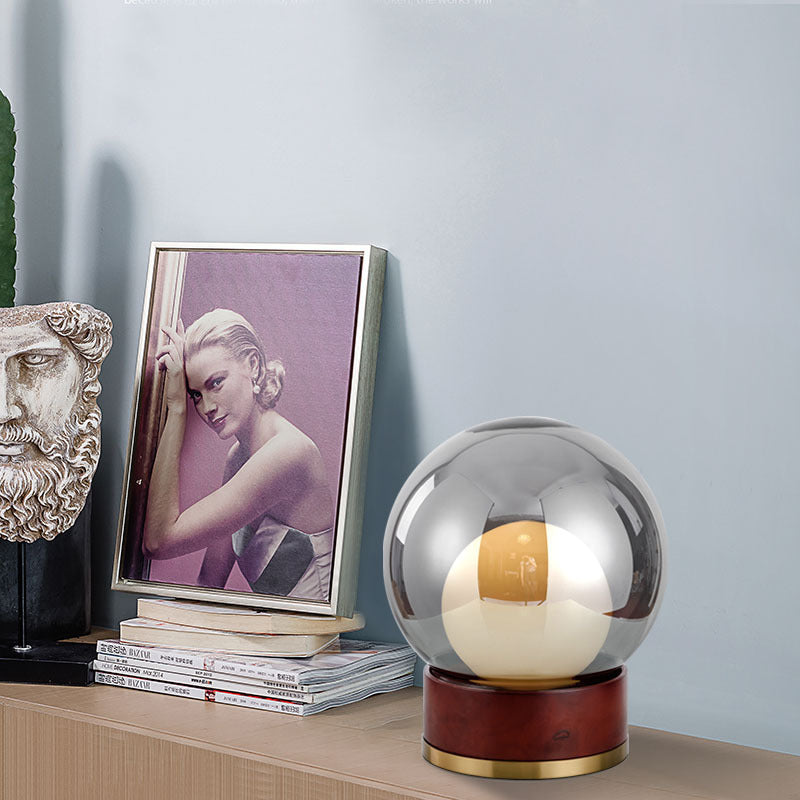 Moderne Glas Tischlampe mit Holzfuß und Goldakzenten