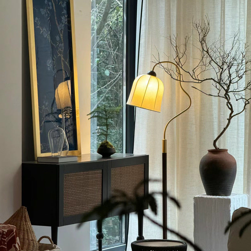 Stehlampe mit kurviger Gestaltung