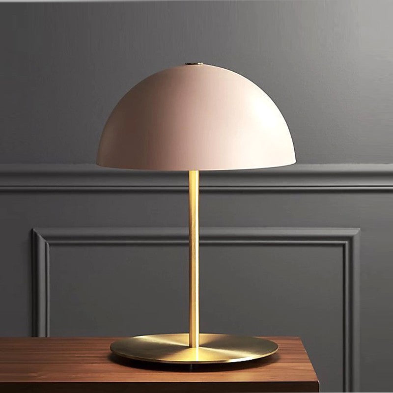 Moderne Minimalistische Tischlampe mit Goldbasis
