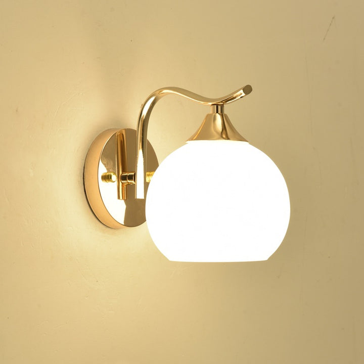 Elegante Globus Wandleuchte mit goldfarbener Oberfläche