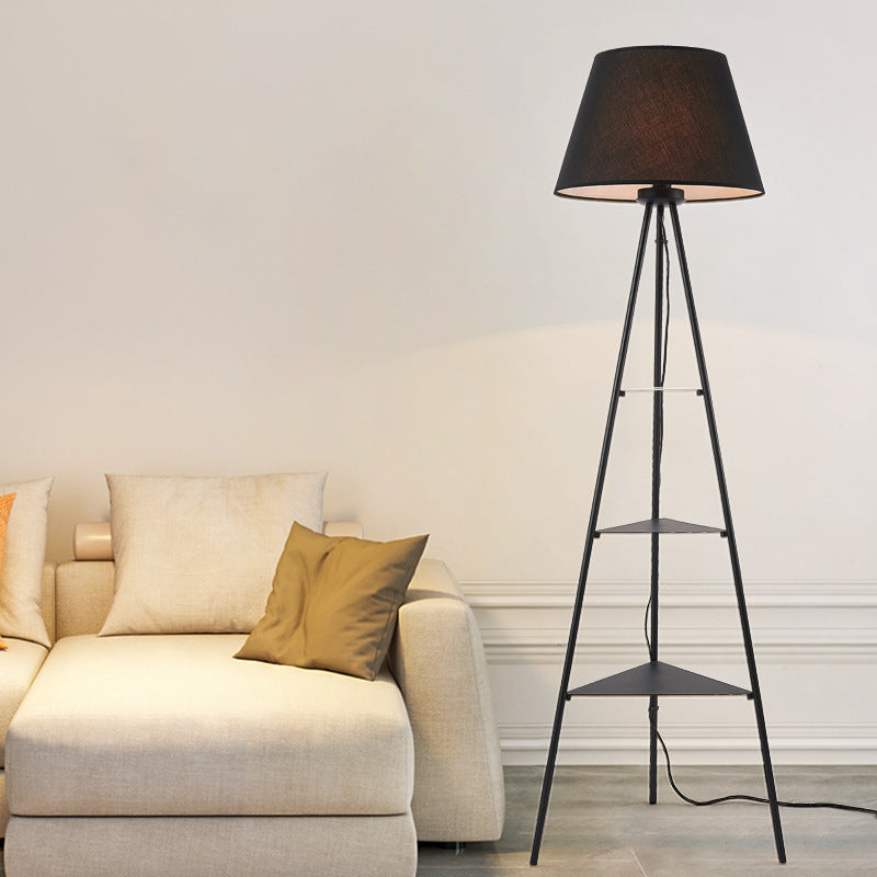 Dreieckige Stehlampe mit integrierten Regalen