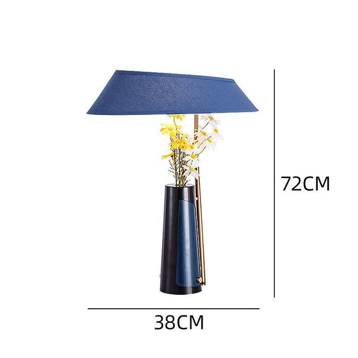 Dekorative Akzent-Tischlampe mit Blumenarrangement