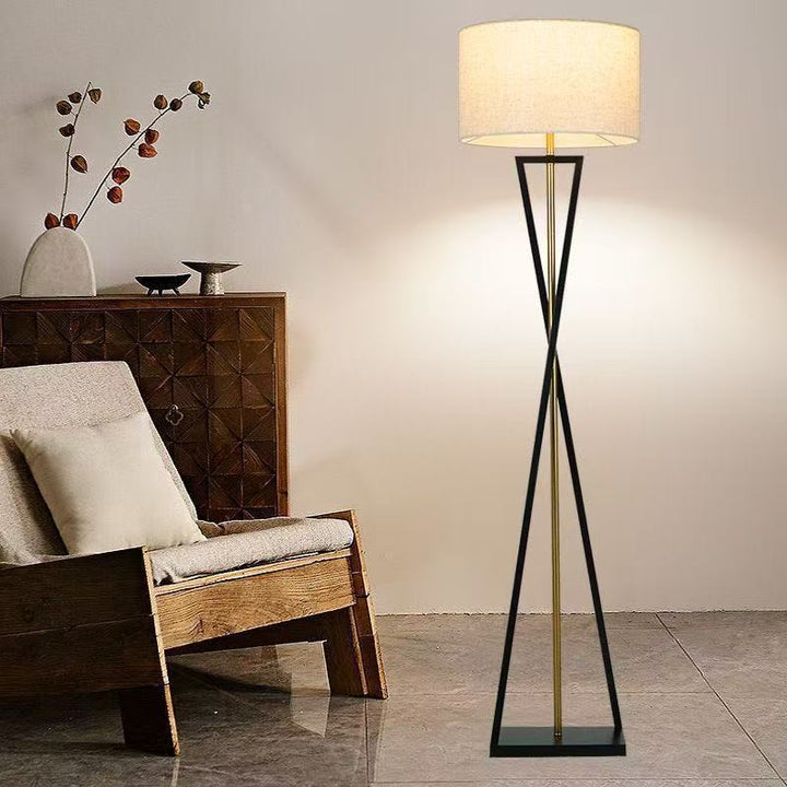 Moderne geometrische Stehlampe mit elegantem Stoffschirm