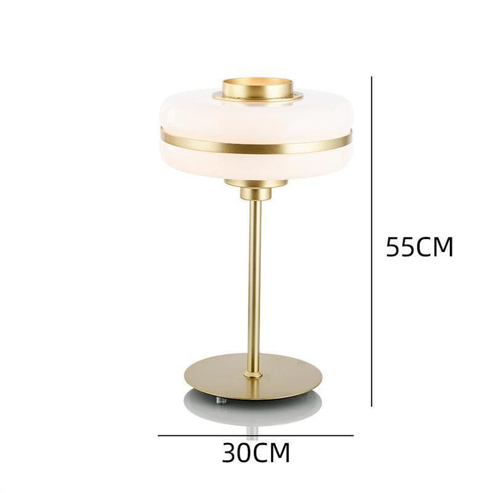 Moderne minimalistische Tischlampe mit elegantem Glasschirm