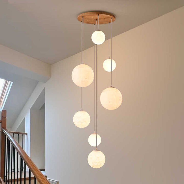 Kaskadierende Glasglobus Pendelleuchte mit Holzdecke