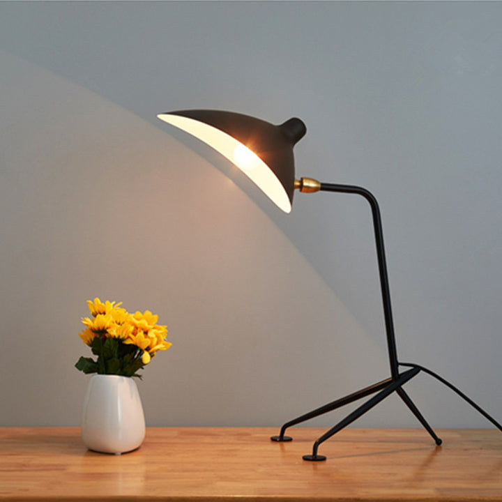 Moderne verstellbare Schreibtischlampe mit minimalistischer Gestaltung