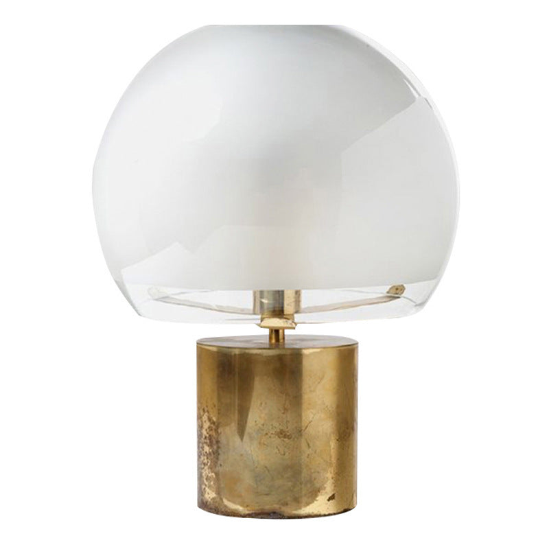 Moderne elegante Tischlampe mit goldenem Fuß