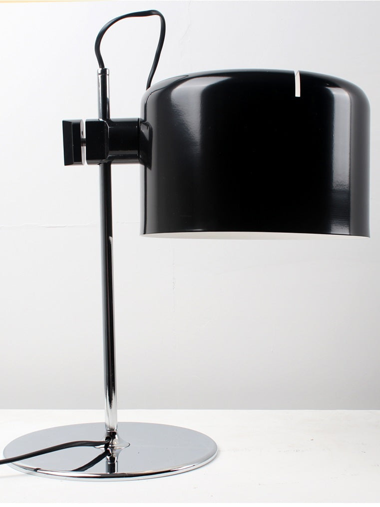 Moderne Schreibtischlampe mit verstellbarem Schirm