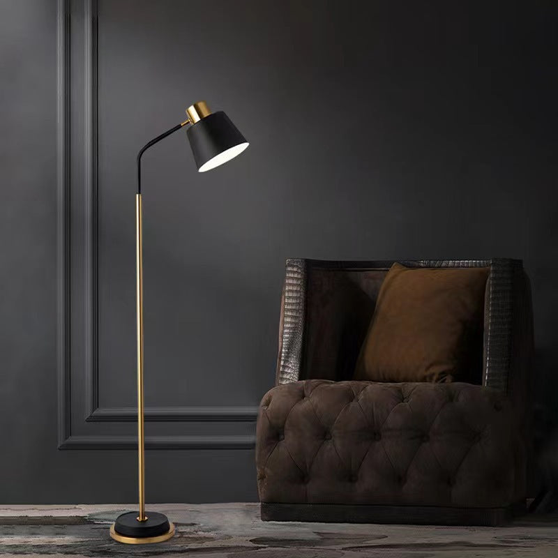 Slim Messing Torchiere Stehlampe mit geneigtem Kegelschirm und schwenkbarem Hals