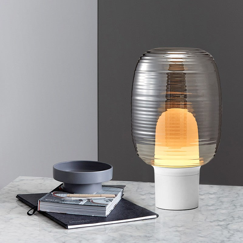 Moderne Tischlampe aus Glas mit texturiertem Schirm