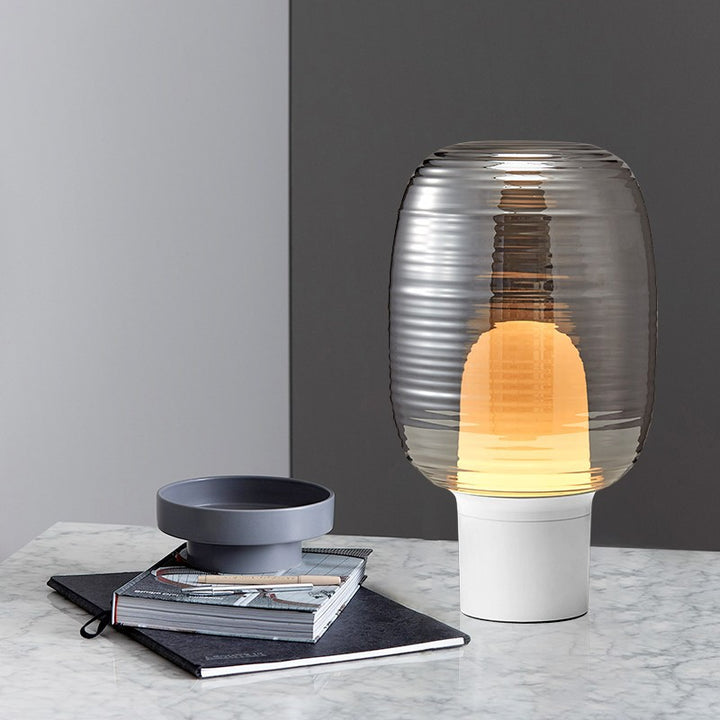 Moderne Tischlampe aus Glas mit texturiertem Schirm