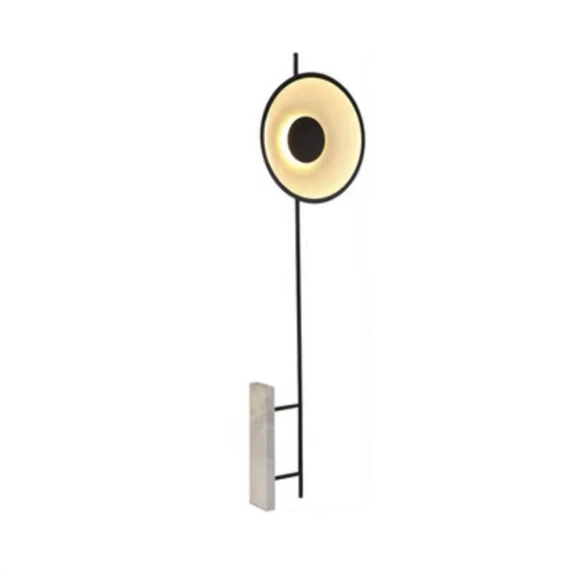Minimalistische skulpturale Stehlampe mit Marmorbasis