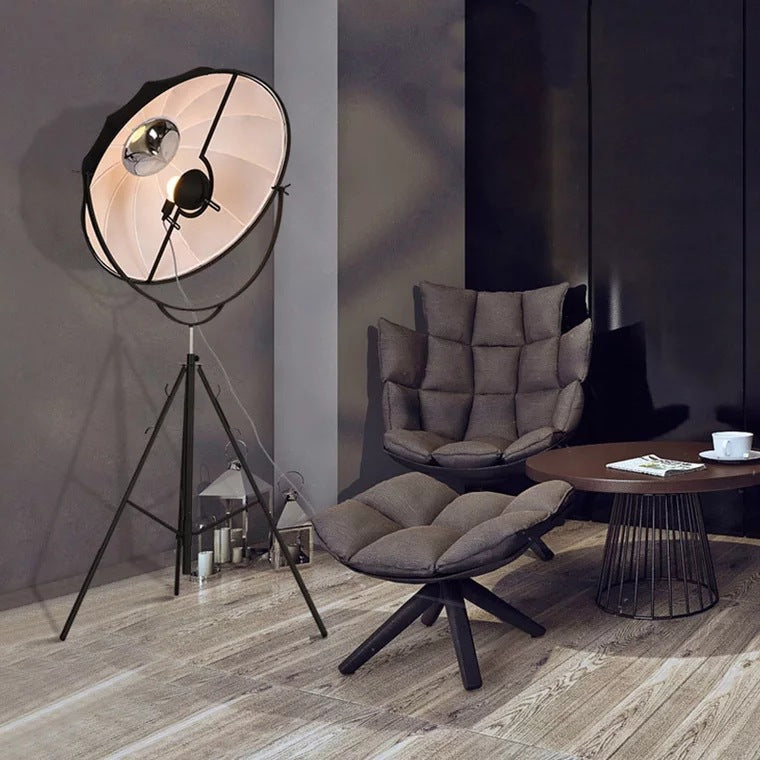 Stylische Stativ-Stehlampe