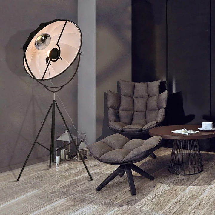 Stylische Stativ-Stehlampe