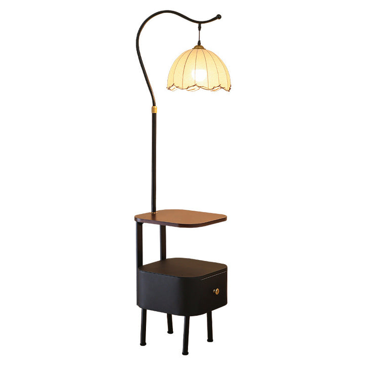 Stylische Stehlampe mit integriertem Beistelltisch