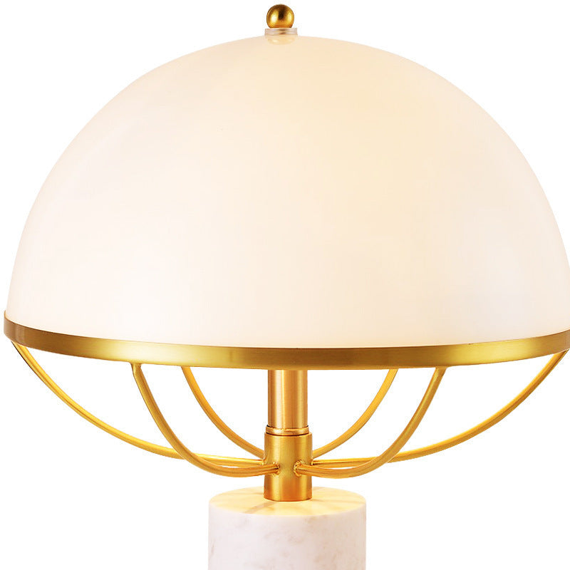 Elegante dekorative Tischlampe mit modernem Marmorständer