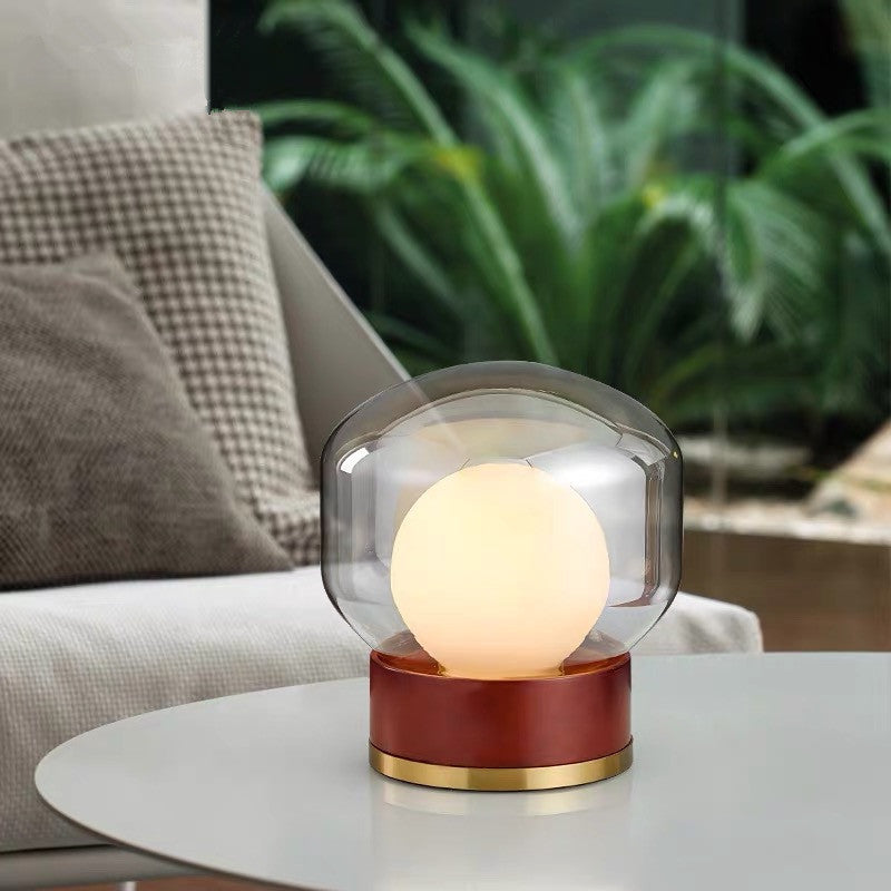Moderne Glas Tischlampe mit Holzfuß und Goldakzenten