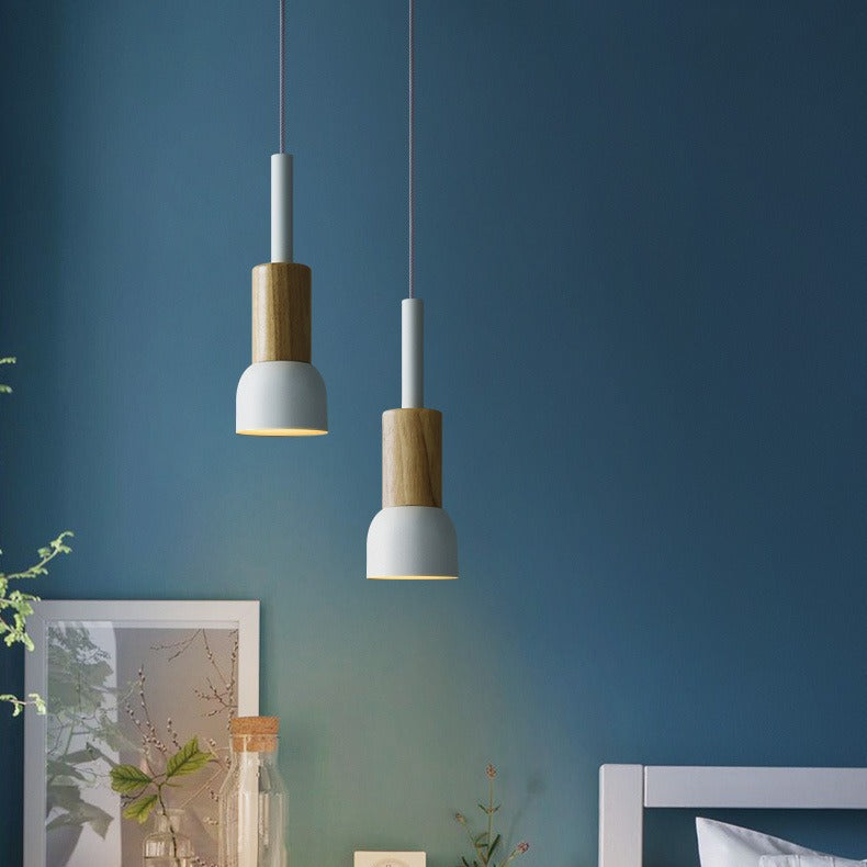 Minimalistische Holz- und Metallpendelleuchte mit kleiner Schirmdome
