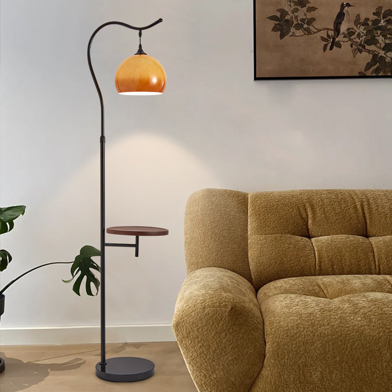 Moderner stilvoller Stehlampe mit Beistelltisch