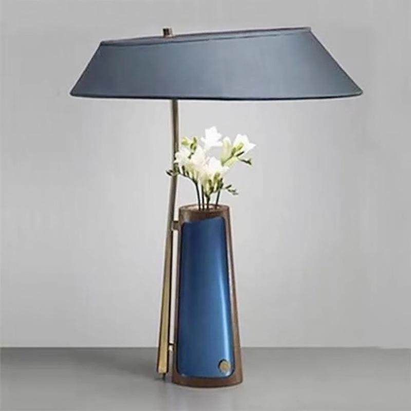 Dekorative Akzent-Tischlampe mit Blumenarrangement