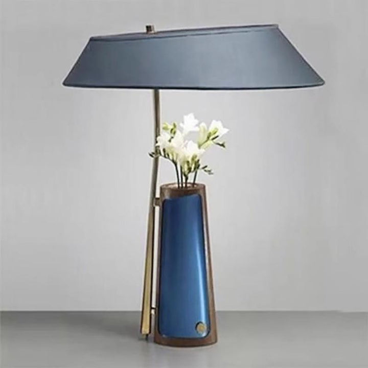 Dekorative Akzent-Tischlampe mit Blumenarrangement