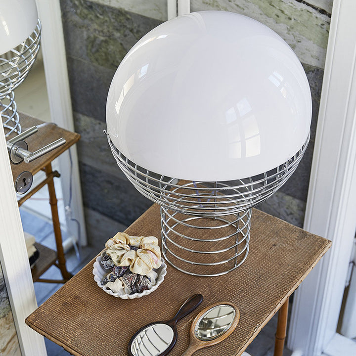 Moderne schlanke Stehlampe