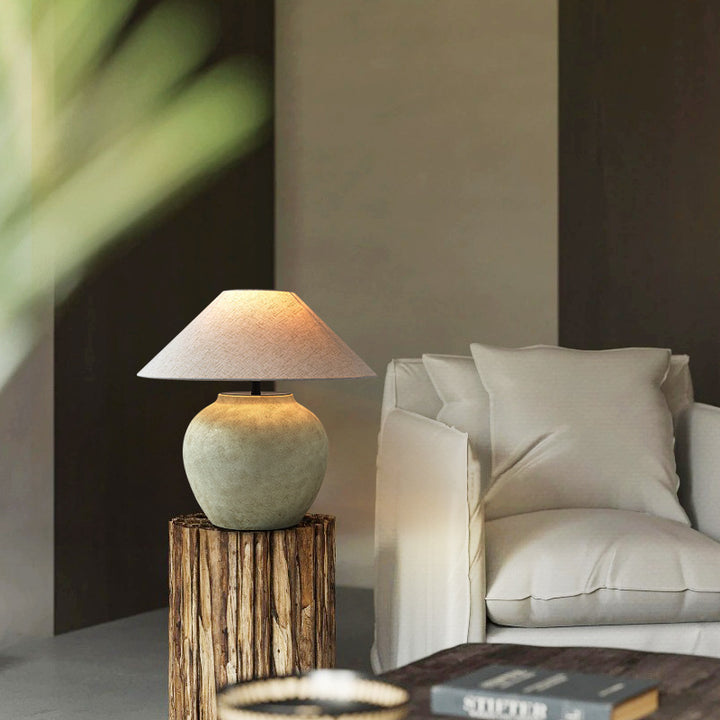 Elegante Keramik-Tischlampe mit natürlichem Stoffschirm