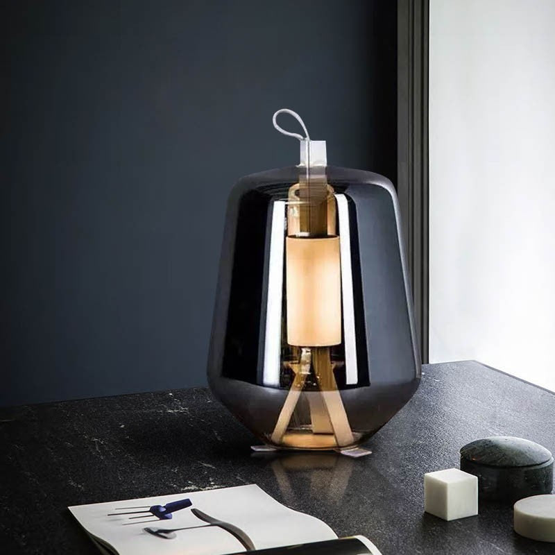 Moderne Tischlampe mit transparentem Glasschirm