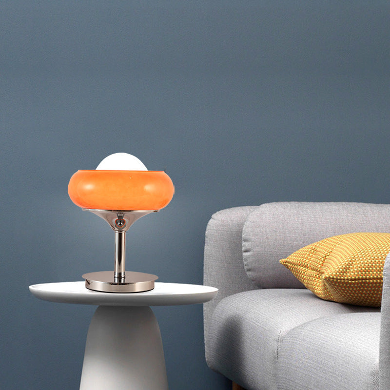 Moderne Tischlampe mit schlankem Metallfuß und sanft schimmerndem Shade