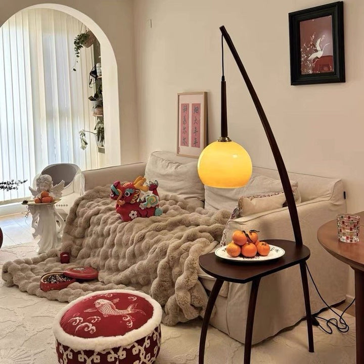 Moderne Stehlampe mit integriertem Beistelltisch