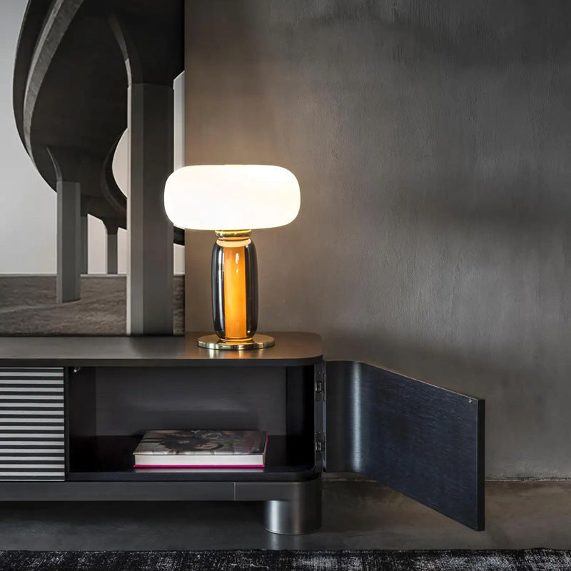 Moderne künstlerische Tischlampe mit elegantem Glasdesign