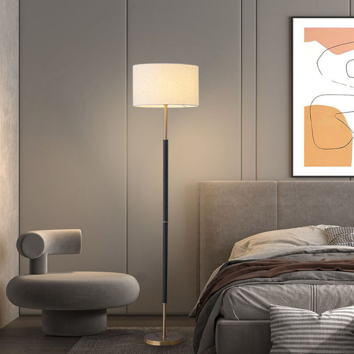 Schlanke moderne Stehlampe