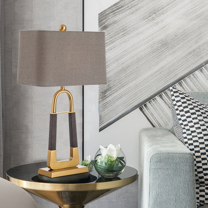 Dekorative Tischlampe mit modernem geometrischem Sockel
