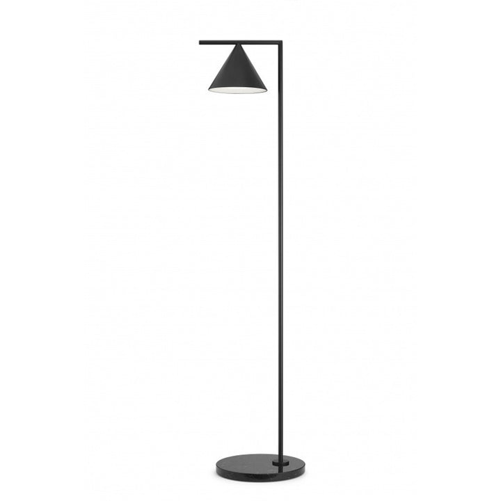 Künstlerische Stehlampe mit schlankem Kegelschirm