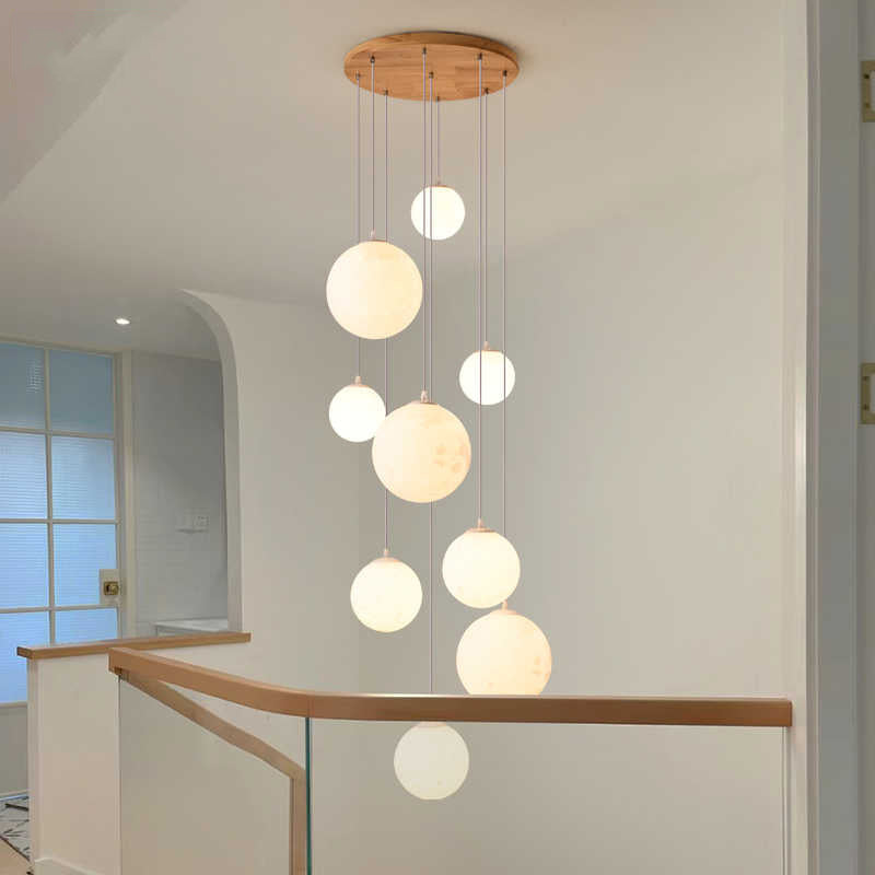 Kaskadierende Glasglobus Pendelleuchte mit Holzdecke