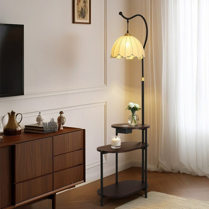 Stehlampe mit integriertem Beistelltisch