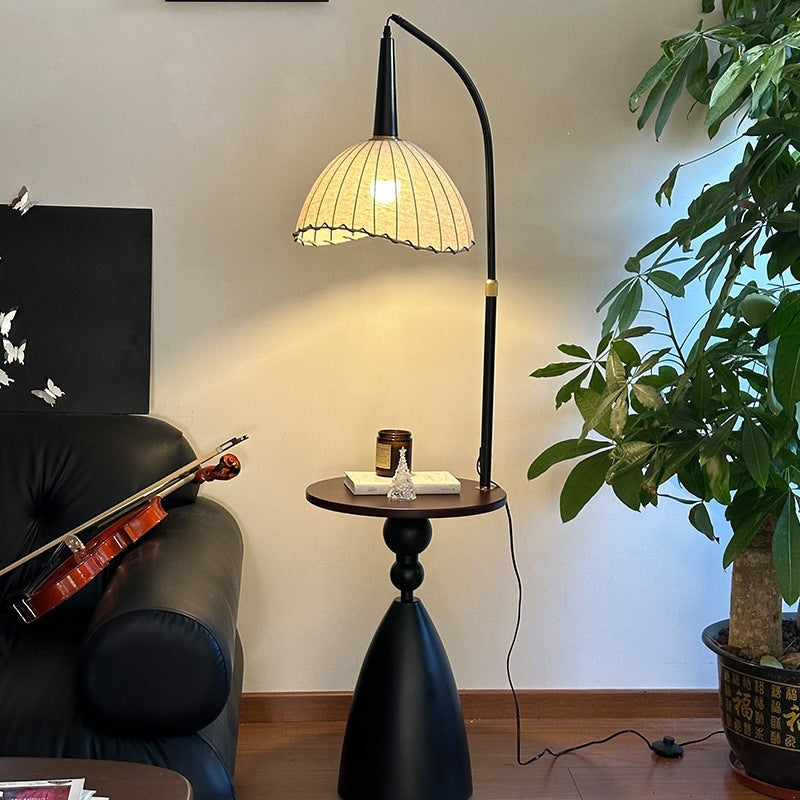 Elegante Bogen Stehlampe mit integriertem Beistelltisch