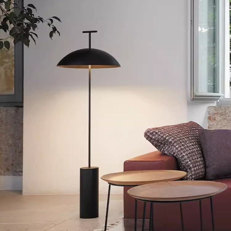 Moderne Minimalistische Stehleuchte mit zylindrischem Sockel