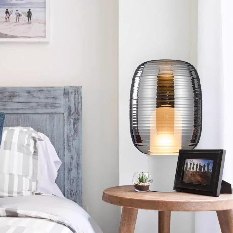 Moderne Tischlampe aus Glas mit texturiertem Schirm