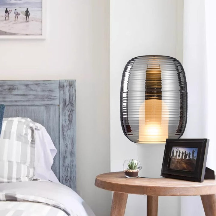 Moderne Tischlampe aus Glas mit texturiertem Schirm