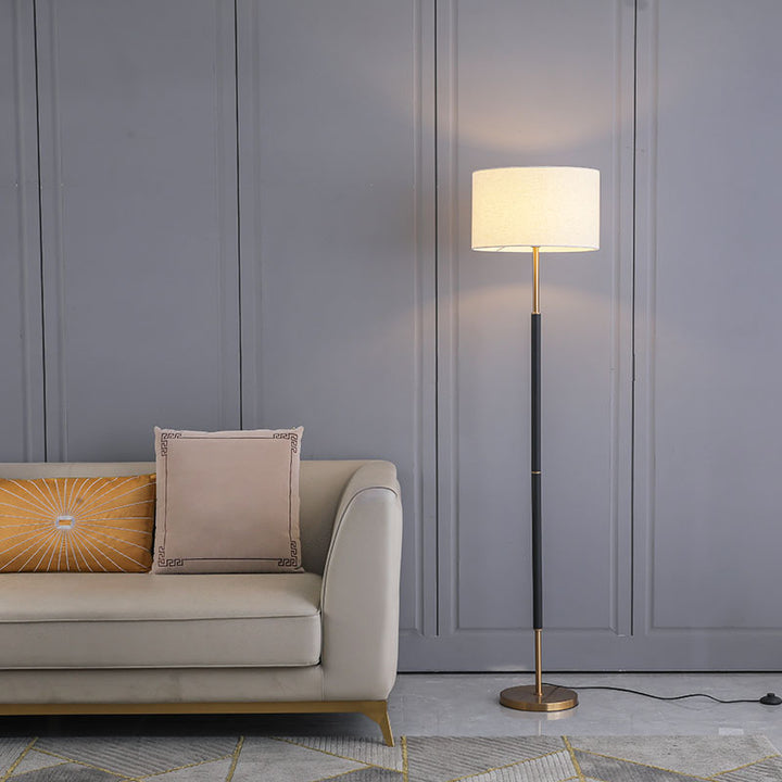 Schlanke moderne Stehlampe