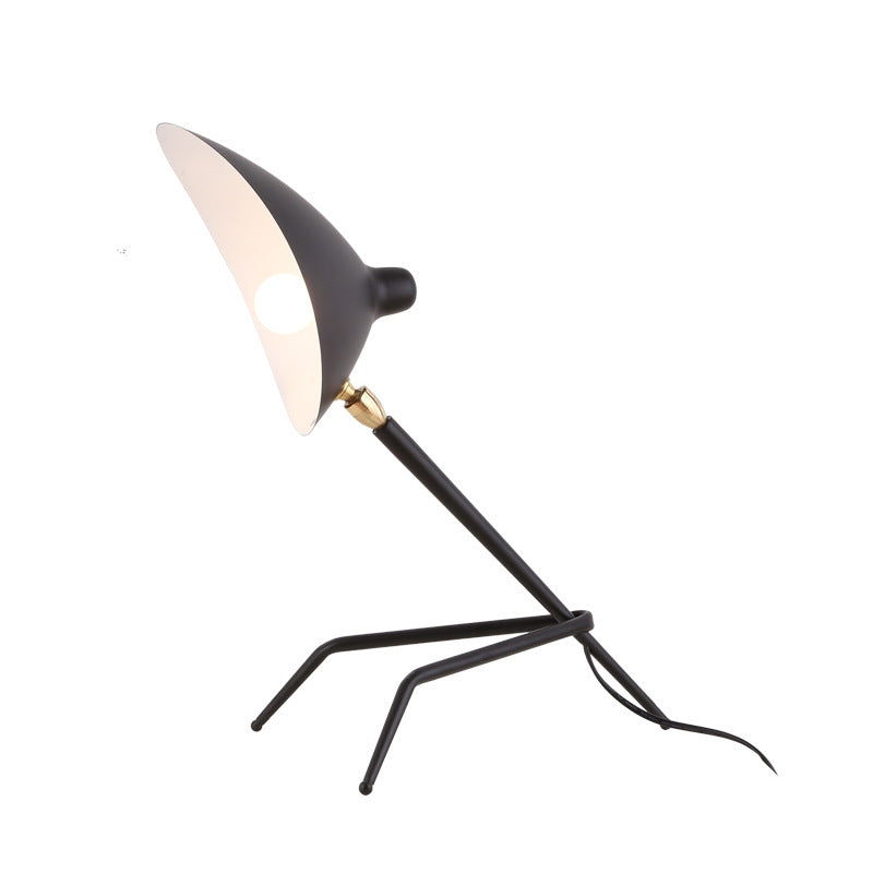 Moderne verstellbare Schreibtischlampe mit minimalistischer Gestaltung