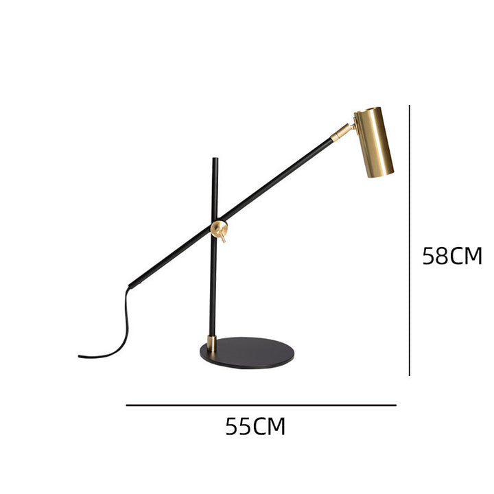 Verstellbare Schreibtischlampe mit goldenen Akzenten