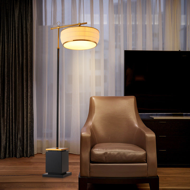 Elegante verstellbare Stehlampe mit geometrischem Fuß