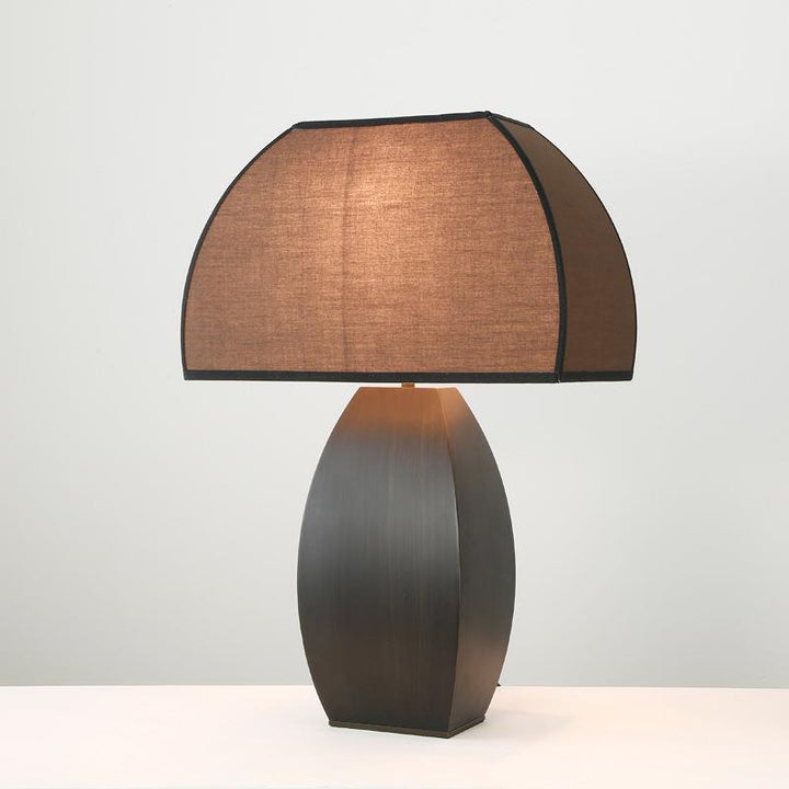 Dekorative Tischlampe mit texturiertem Schirm