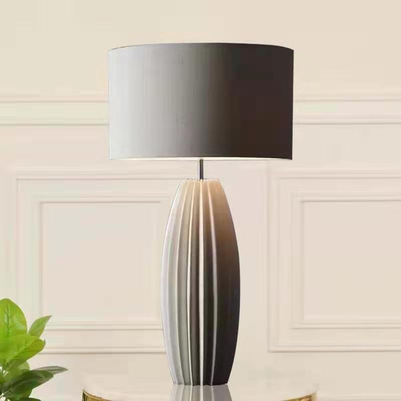 Texturierte skulpturale Tischlampe
