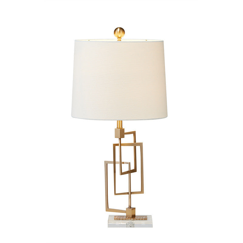 Geometrische Tischlampe mit luxuriösem Metallbasis