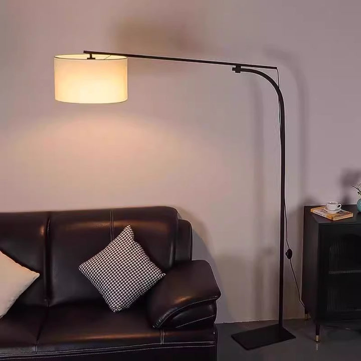Verstellbare Bogenstehleuchte mit elegantem Schirm